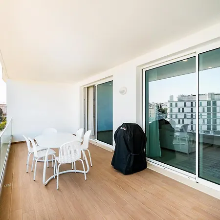 Modern T2 Near The Center ! Lagos